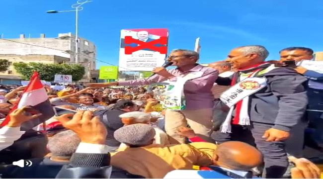 احتجاجات تعز تفضح انشغال القيادة بصراعات المناصب عن معاناة الشعب
