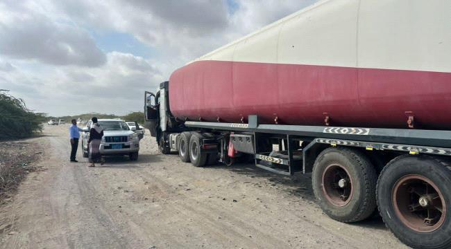 مدير كهرباء عدن ينجح في كسر الحصار وإطلاق شحنة الوقود إلى محطة الرئيس