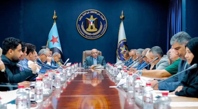 الانتقالي يشدد على عودة المجلس الرئاسي و الحكومة إلى عدن ويؤكد رفضه لاستمرار الغياب
