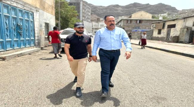 رئيس صندوق الطرق يتفقد عدد من شوارع مديرية صيرة 