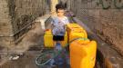 صورة.. حتى الطفولة لم تسلم من العطش!  ...