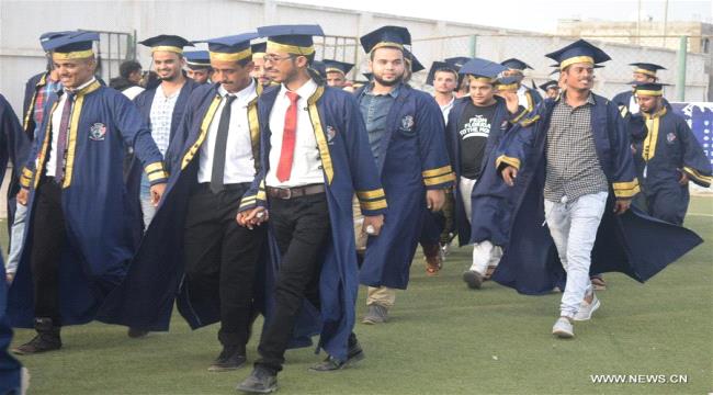 طلاب جامعيون في صنعاء يشنون جام غضبهم بعد قرار منع حفلات التخرج