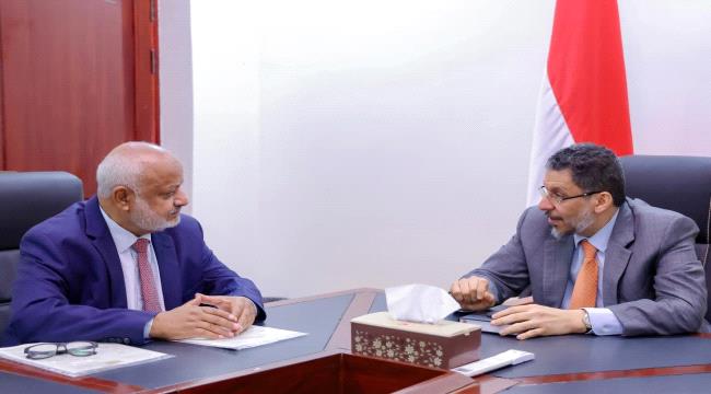 رئيس الوزراء يوجه بمضاعفة الجهود لتلبية احتياجات الحديدة ويشيد بصمود أبنائها