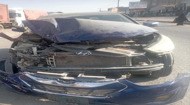 نجاة صحفي من حادث سير في عدن 