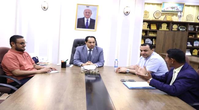 البكري يلتقي مدير عام مكتب الشباب والرياضة في الحديدة ...