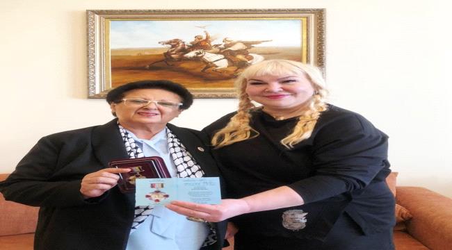 الأميرة نتاليا ميزينتسيفا تقلّد السيدة فائقة السيد باعلوي وسام الأمير باغراتيون في موسكو