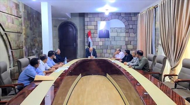 محافظ تعز يوجه بضبط اي جهة حكومية ايرادية لم تلتزم بالتوريد إلى البنك المركزي