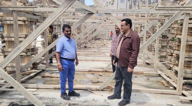 مدير عام المنصورة يتفقد الأعمال الإنشائية في مشروع بناء مدرسة الفقيد قاسم الحوثري