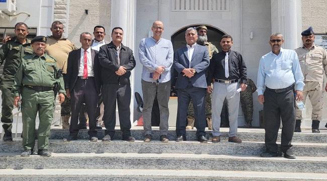 رئيس محكمة استئناف عدن يتفقد سير العمل في المجمع القضائي في المنصورة