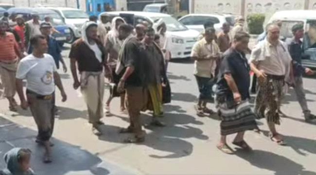 عدن.. تظاهرة حاشدة للمطالبة بإقالة مدير عام مكتب الشؤون الاجتماعية والعمل