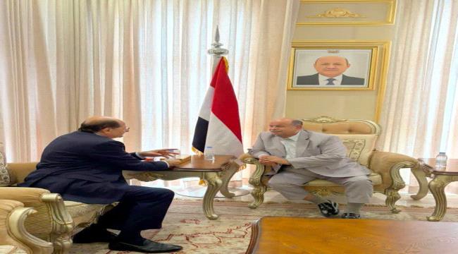 سالم الخنبشي يناقش مع رئيس الوزراء التحديات الراهنة التي تواجه الدولة