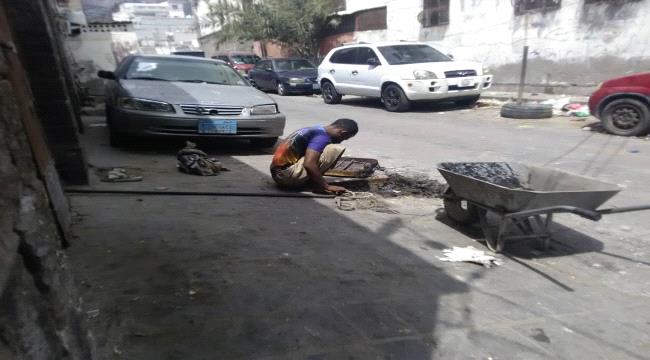 فرق صيانة مؤسسة المياه تنفذ أعمال معالجة انسدادات شبكات الصرف الصحي في صيرة