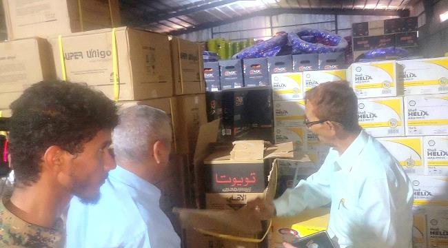 لحج.. لجنة مشتركة من وزارة الصناعة تضبط مخالفات في غش زيوت السيارات بمستودع تجاري