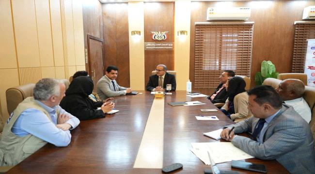 وزير الصحة يناقش مع فريق مكتب منظمة 