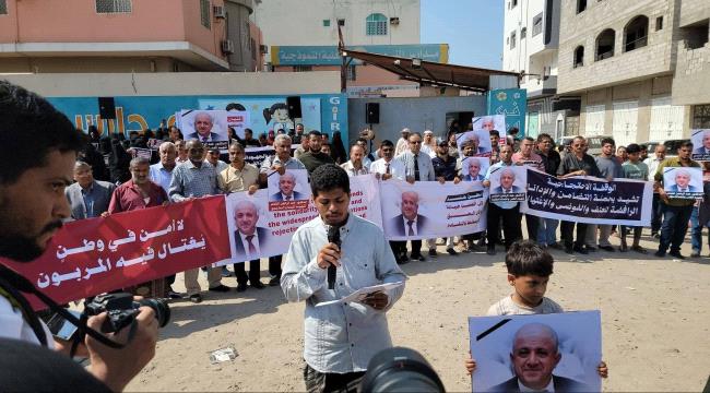 عدن تتضامن مع التعليم... وقفة احتجاجية تطالب بمحاسبة قتلة الدكتور 