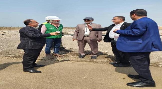 وكيل هيئة الطيران يتفقد مشروع إعادة تأهيل مدرج مطار عدن 