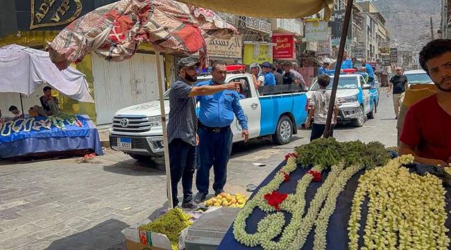 مدير صيرة ونائب شرطة السير يطلعان على أعمال رفع المعوقات في شوارع المديرية