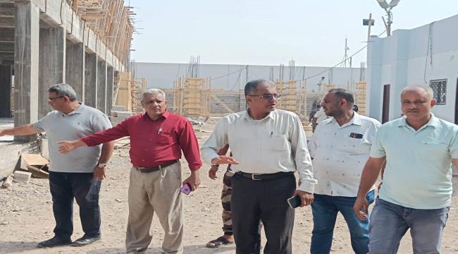 مدير عام المعلا يتفقد أعمال تجهيز وتأهيل مبنى السلطة المحلية