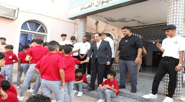 الوزير البكري يودّع أكاديمية المرحلي قبل المشاركة الخارجية في سلطنة عُمان