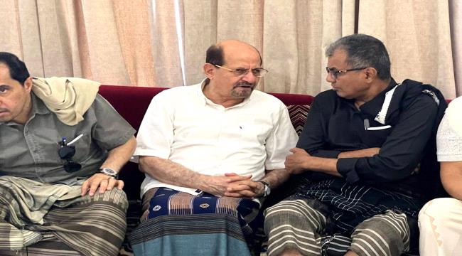رئيس الوزراء يتقدم المعزّين في وفاة والدة عدنان القلعة
