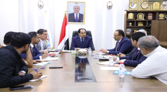 وزير الشباب والرياضة يبحث تعزيز التعاون مع بنك عدن الأول