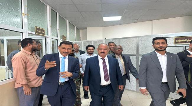 عدن: وزير النقل اليمني يتفقد سير العمل في ديوان عام الوزارة