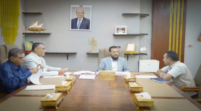 محافظ عدن يناقش المشاريع التي تنفذها جمعية العون المباشر الكويتية