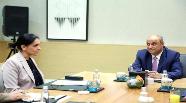 رئيس الوزراء لبريطانيا: الحكومة اليمنية لن تحيد عن مسؤولياتها في إنفاذ القرارات السيادية