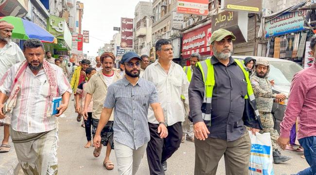 مدير عام صيرة ينفذ نزولًا ميدانيًا لتفقد أسواق المديرية