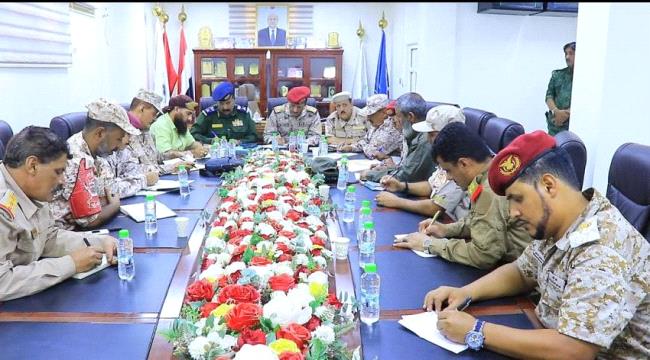 هيئة الأركان اليمنية تبحث إخراج المعسكرات من عدن