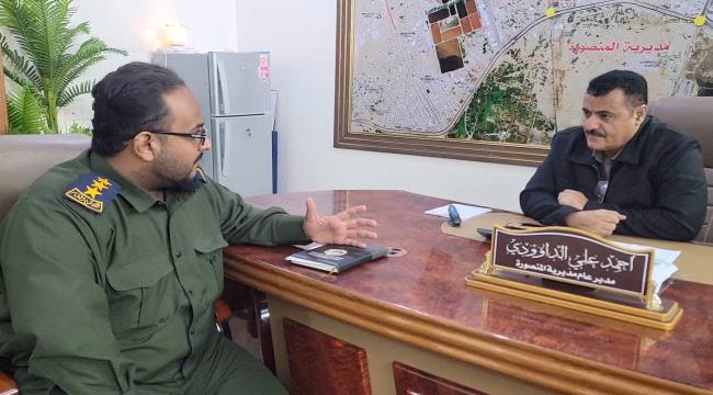 مدير عام المنصورة يلتقي قائد حراسة المنشآت في المديرية