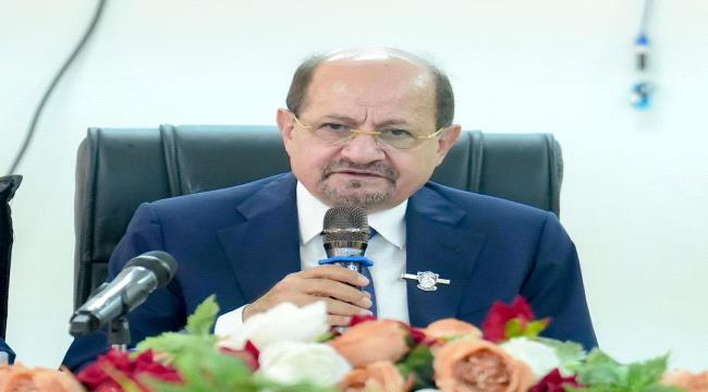رئيس الوزراء يعزي بوفاة عضو مجلس الشورى المناضل اللواء الركن حسين محمد المسوري