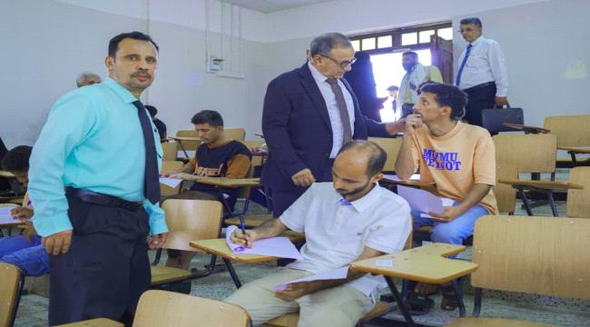 رئيس جامعة عدن أثناء تفقده لامتحانات العلوم الإدارية: الجودة تصنع مستقبل الخريجين