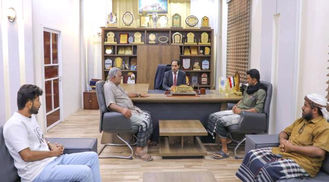 وزير الشباب والرياضة يلتقي مدير عام مديرية حبيل جبر في لحج
