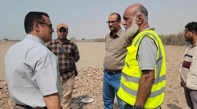 عدن: باخبيرة والداودي يعاينان المساحة المخصصة لإنشاء محطة تحلية مياه البحر