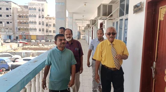 عدن: الوكيل محمد سعيد سالم يتفقد مستوى الانضباط الوظيفي في ديوان سلطات المنصورة
