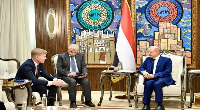 رئيس مجلس القيادة للمبعوث الأممي: السلام في اليمن يبدأ بإنهاء مشروع النظام الإيراني