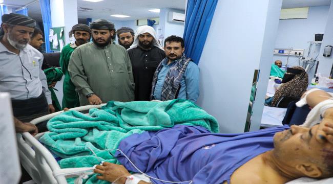 عدن: فريق من القيادة العامة يتفقد جرحى انفجار مخزن الذخيرة في معسكر الممدارة