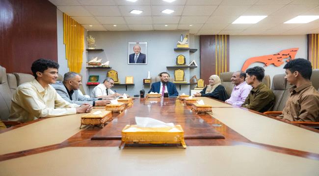 محافظ عدن يكرم طلاب ثانوية خليفة الفائزين بالمسابقة الفكرية