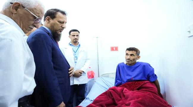 محافظ عدن يزور جرحى انفجار معسكر العمالقة