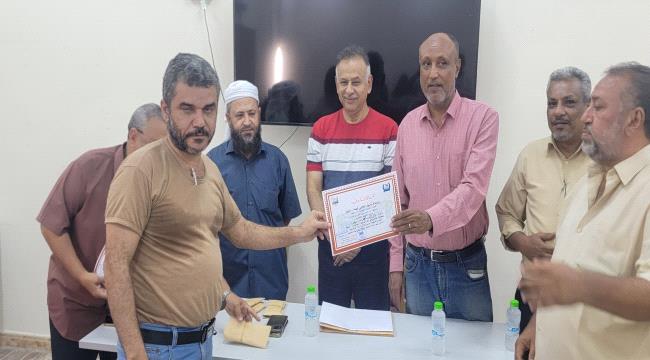 عدن: مدير عام المعلا يكرم فريق الصرف الصحي في المديرية