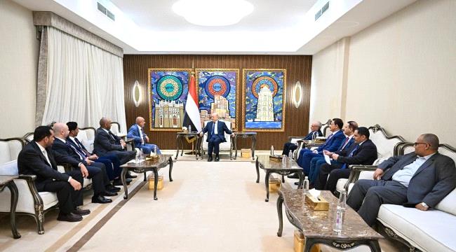 رشاد العليمي يجدد التزام الدولة بإغلاق كامل لملف المحتجزين