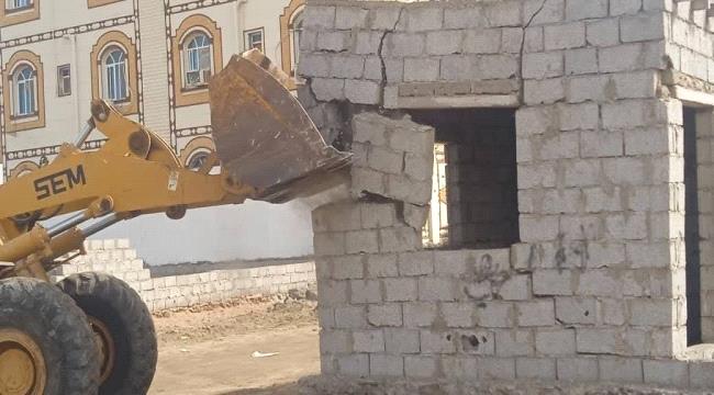 إزالة التعديات على الأراضي الحكومية في مديرية خور مكسر 