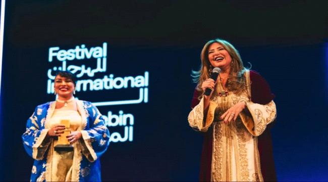 بالقفطان المغربي... الفنانة صابرين تستحضر أمجاد أم كلثوم في مدينة 