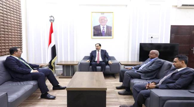 وزير الشباب والرياضة يناقش مع مدير المؤسسة الاقتصادية تعزيز التعاون